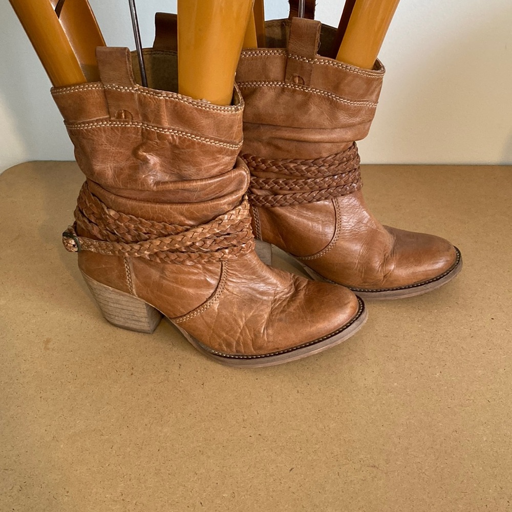 Dingo Cowboy Booties. Womens Mi 6.5. Brown. Braided Detailing